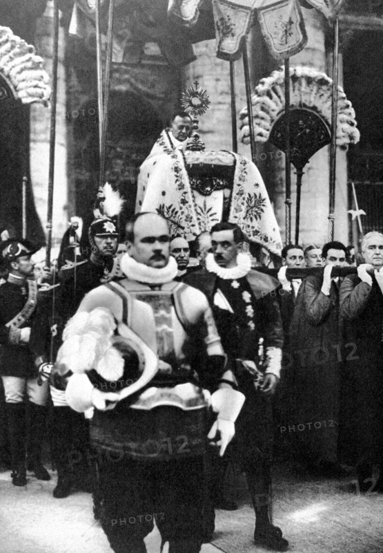 At the Vatican, in 1929, it is the first time a pope of the apostolic palaces has been out of since 1870.