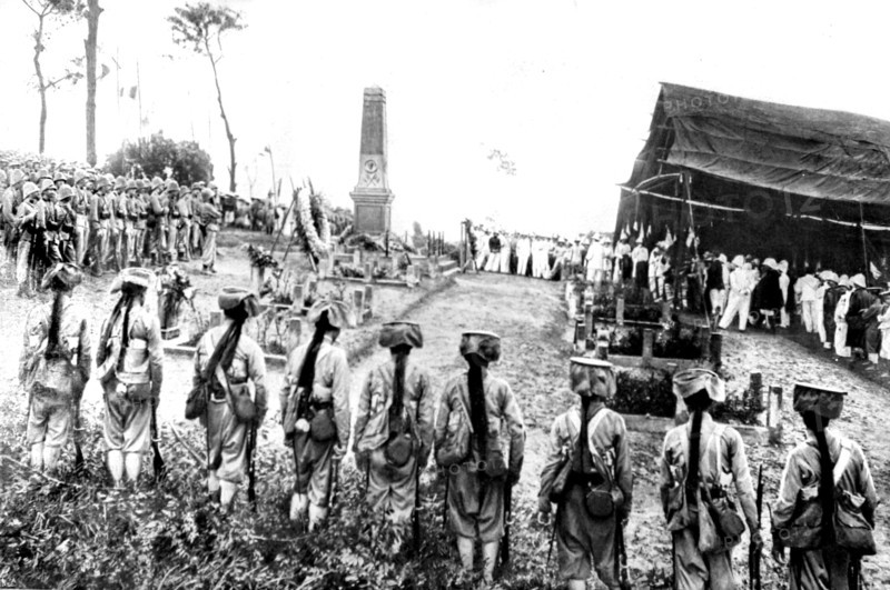 Au Tonkin, le 6 septembre 1910, inauguration de la stèle érigée à la mémoire des soldats français et annamites