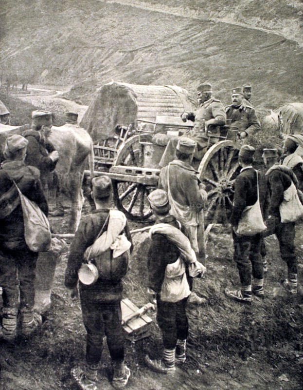 Première Guerre Mondiale.
Le roi Pierre de Serbie sur la route de l'exil, en 1916.