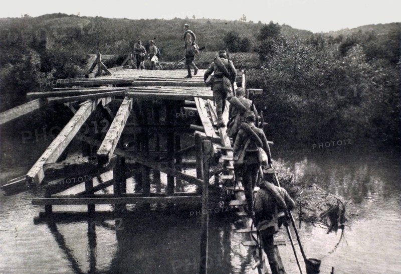 Première Guerre Mondiale. 
Retraite de l'armée serbe, en 1916.