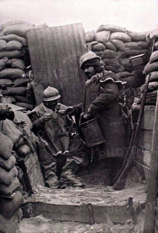 Distribution de café dans une tranchée, sur le front en 1916.