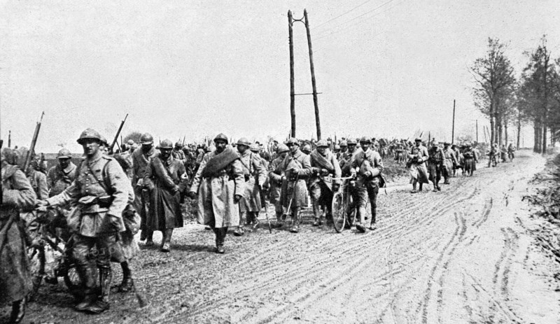 Première Guerre Mondiale.  
Régiment d'infanterie revenant du feu, dans les lignes françaises entre Amiens et Montdidier (1918).