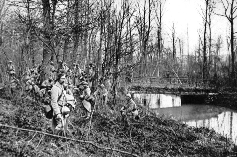 World War I. 
Infantry section making a stop on the banks of river Noye, 1918