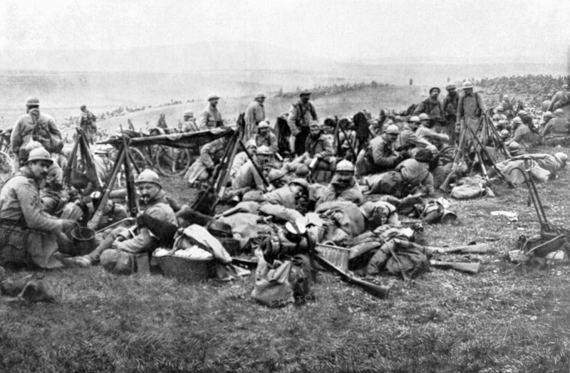 Première Guerre Mondiale. Derrière le front de Verdun, troupes au repos bivouaquant dans la plaine (1916).