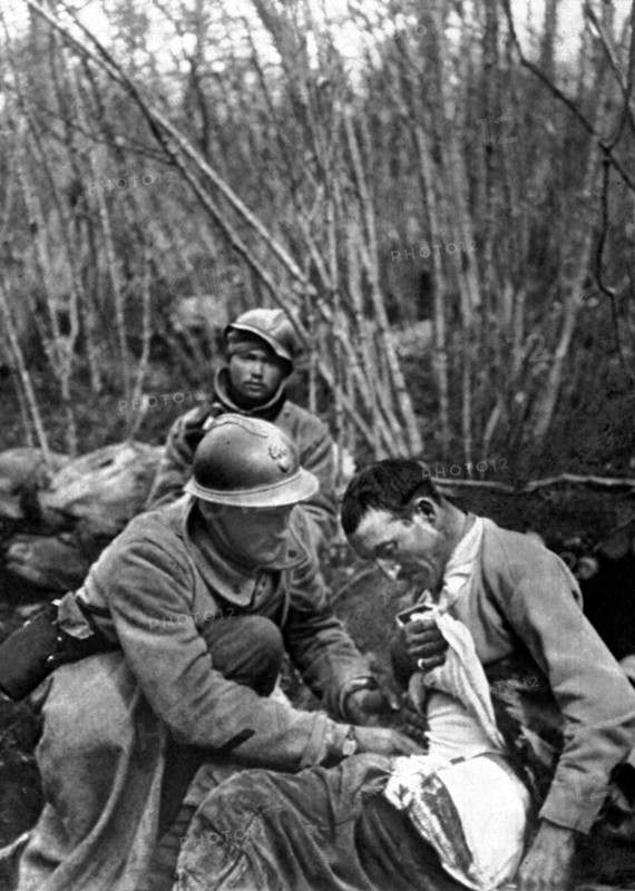 World War I. 
In the Haudromont ravine, first aid to the wounded during the battle, Februray 28, 1916