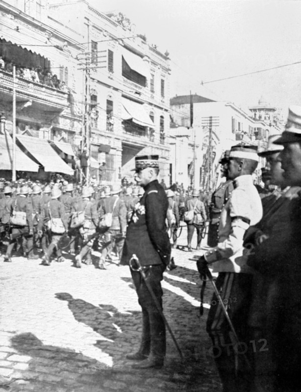Première Guerre Mondiale.
Le général Sarrail assiste au défilé  des premiers régiments italiens à travers la ville de Salonique, en 1916.