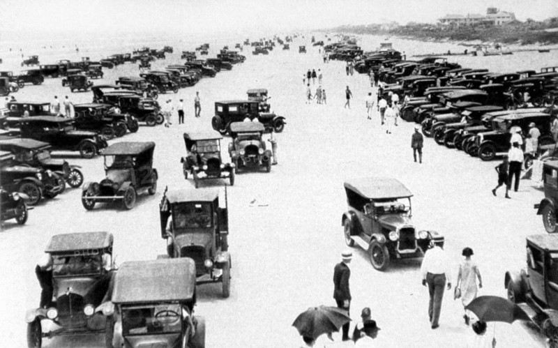 Automobile gathering on Daytona Beach, in the United States, 1926
