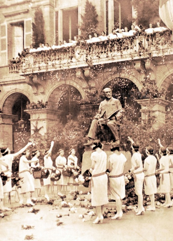 A Bayonne, devant l'Hôtel de ville, inauguration, sous une pluie de roses, de la statue du peintre Léon Bonnat (1923)