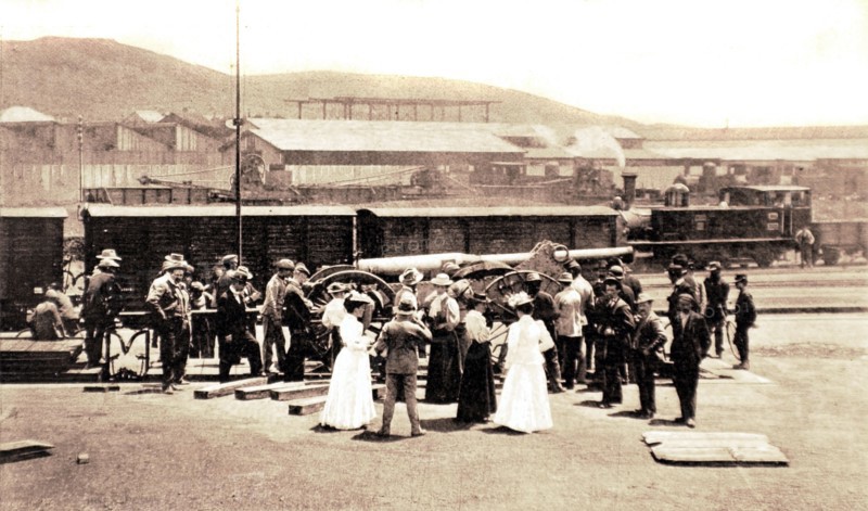 Guerre du Transvaal. Préparatifs d'envoi à Ladysmith d'un des canons français de 155 millimètres (1900)