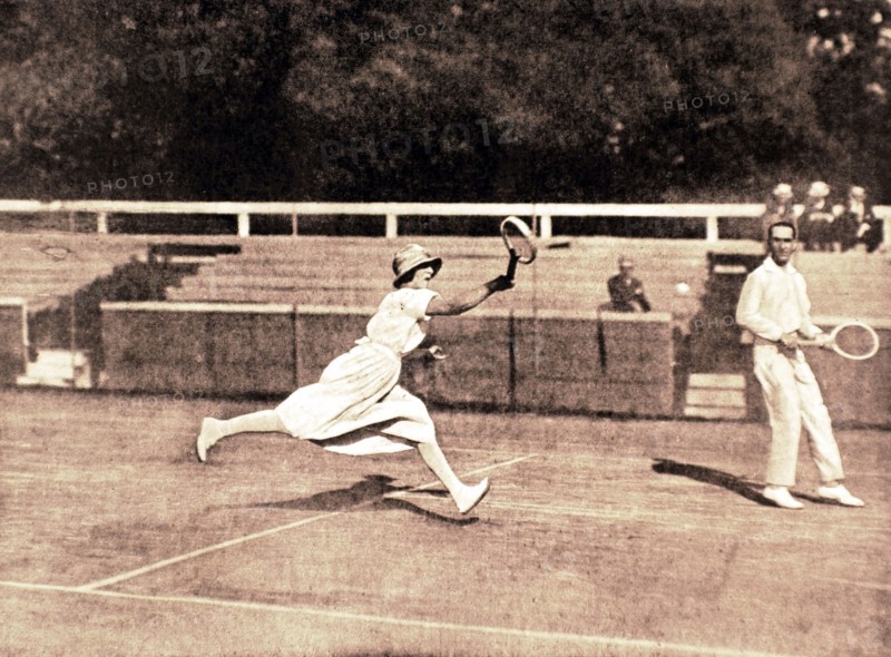 Au championnat de tennis double mixte du Racing Club, Melle Lenglen reprenant une balle à la volée (1919)