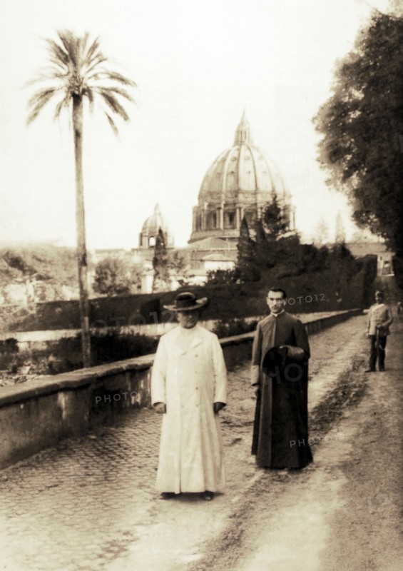 La promenade du pape Pie XI dans les jardins du Vatican (1922)