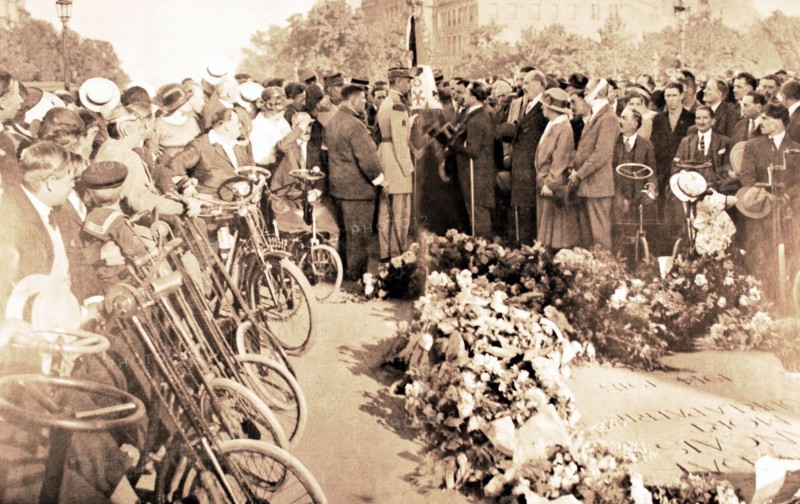 Paris. Under the Arc de Triomphe, General Gouraud, military governor of Paris, is handing a flag over to the National Federation of the War Invalids