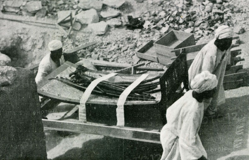 Tutankhamen's treasure, a bed is being taken out (1923)