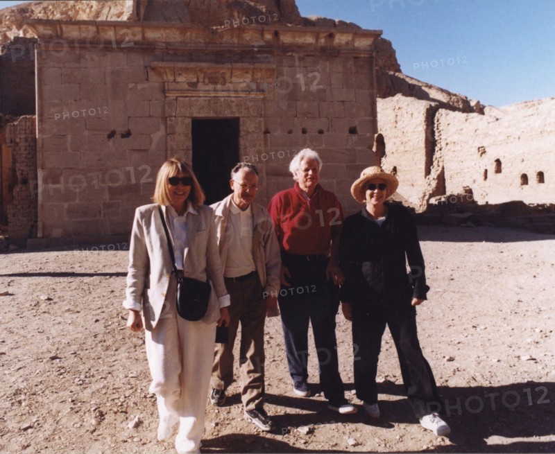 Christian Jacq, Bernard Fixot, Sylvie Vartan et Mireille Darc sur le site de Deir el Medineh