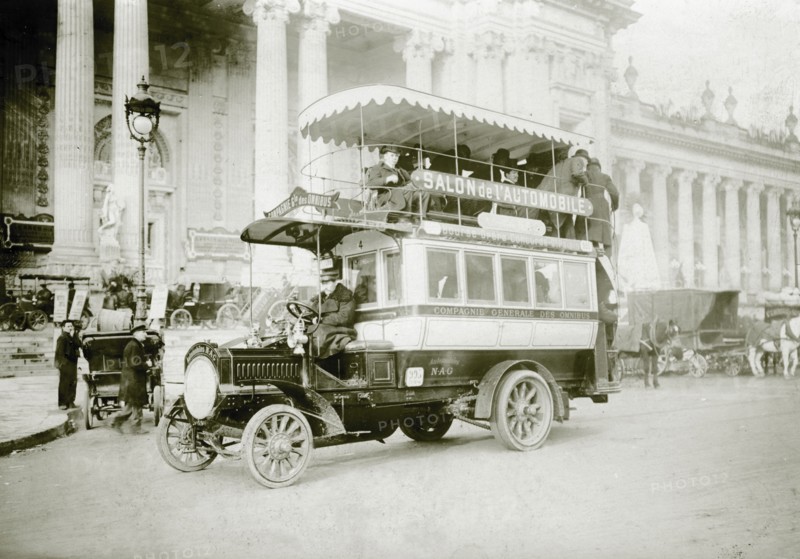 Premiers autobus motorisés