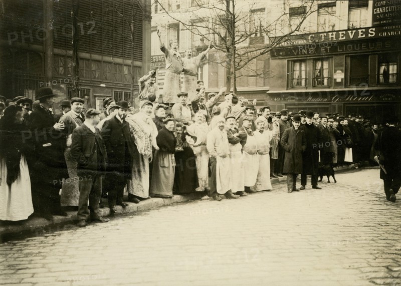 Workers in the Halles de Paris