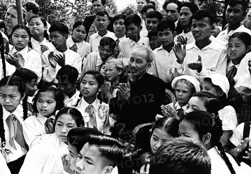 The war of Indo-China / Ho Chi Minh surrounded by children.