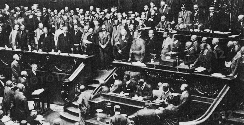 1930 / Collapse of the Weimar Republic