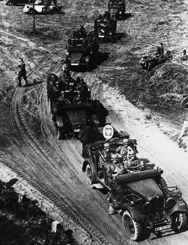 1939 / Poland / World War II / September 1st, 1939 : Invasion of Poland / Germans with Polish boundary post.