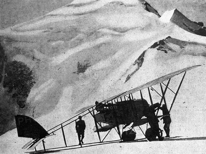 Le premier avion se pose sur le Mont Blanc