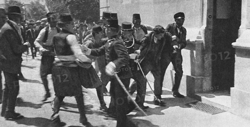Assassination attempt in 1914 against archduke Franz-Ferdinand, heir of the throne, in Sarajevo.