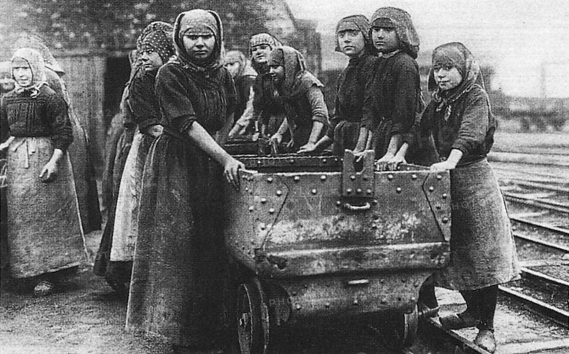 Allemagne - les femmes remplacent les hommes au travail.