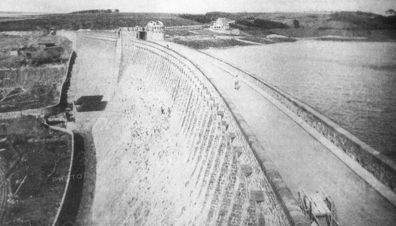 Construction du barrage de la vallée de la Möhne, dans la région du Sauerland, en Allemagne