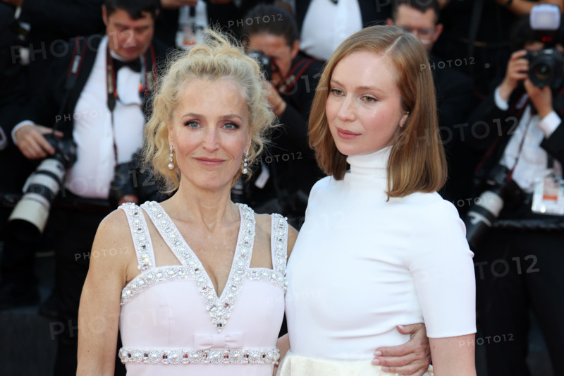 Gillian Anderson, Hannah Einbinder