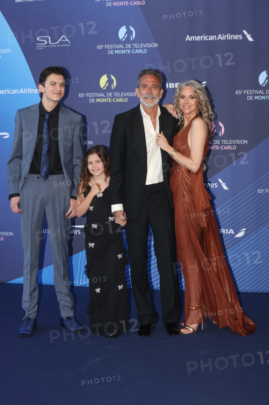 Jeffrey Dean Morgan and family