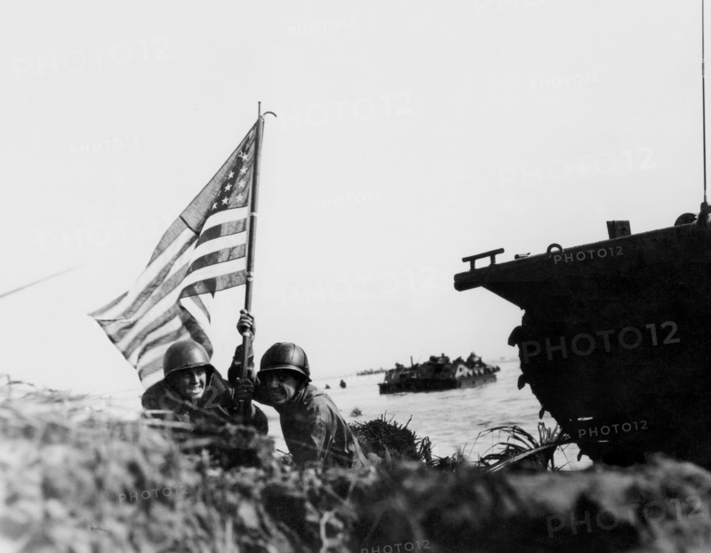 Marines américains débarquant sur l'ile de Guam (Pacifique),1944.