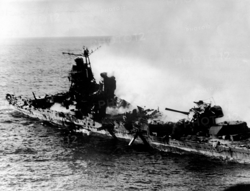 Croiseur lourd japonais Mogami endommagé,  Midway, 6 juin 1942