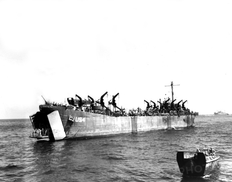 Un Landing Ship Tank américain devant la plage de Pampelone (Provence),1944