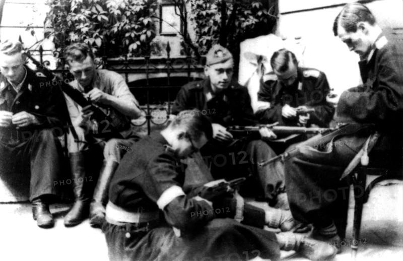 Résistants polonais pendant la révolte du ghetto de Varsovie (1944).