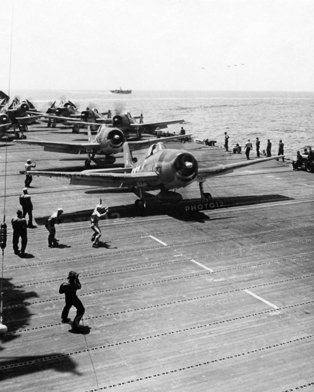 Chasseur Grumman F6F-3 sur le pont d'un porte-avions américain
