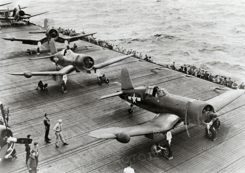 Chasseurs Vought F4U Corsair sur le porte-avions Intrepid,1944-45.