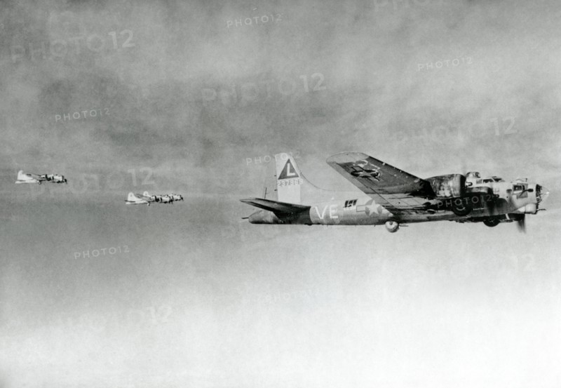 Bombardiers lourds Boeing B-17 en vol, 1944-45.