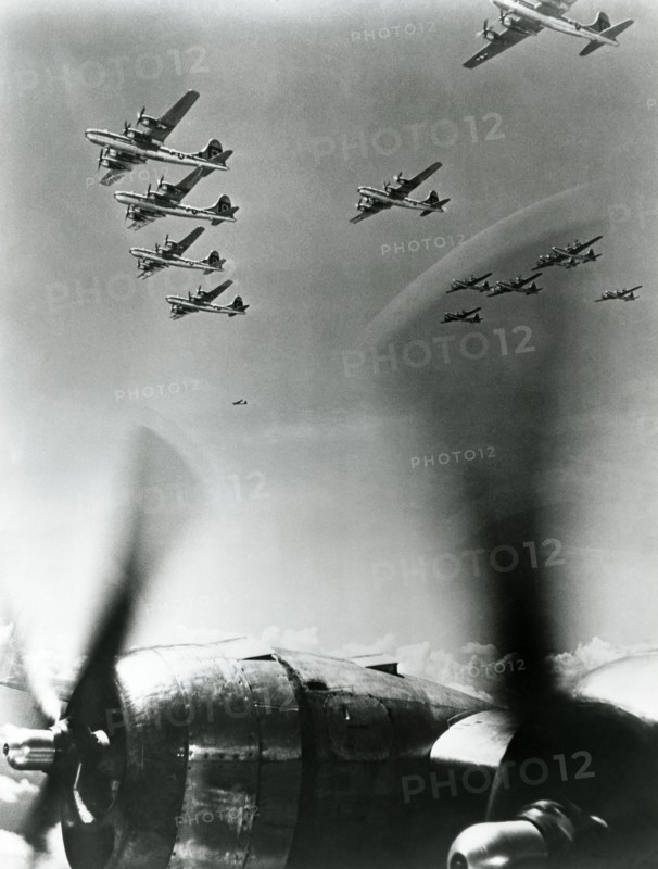 Formation de bombardiers lourds stratégiques Boeing B-29, 945.