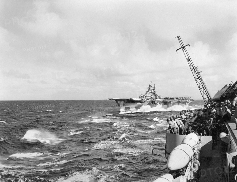 American aircraft carrier "Yorktown (II)", off the Philippines, 1944.