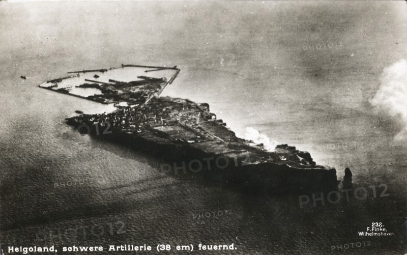 Vue aérienne de la base navale allemande de l'île d'Helgoland, en mer du Nord