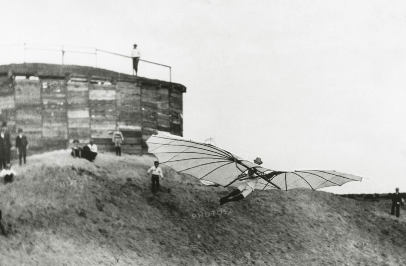 Otto Lilienthal lors d'un vol d'essai en 1893