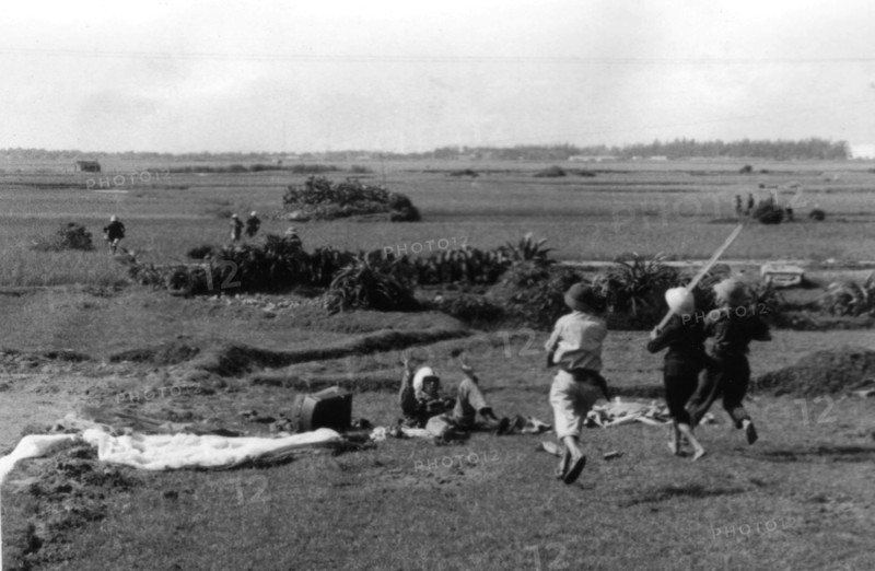 Americain paratrooper / pilote captured at the moment he touches the ground