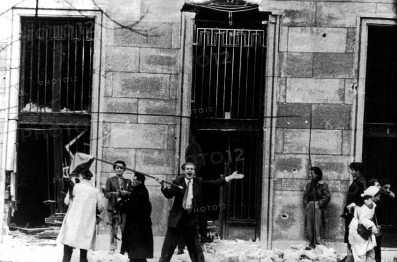 Novembre 1956, Budapest, des rebelles prennent d'assaut le bâtiment derrière le char.