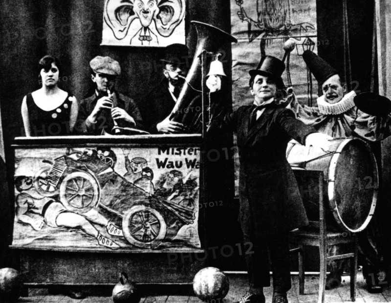 Bertold Brecht (1898-1956) in Karl Valentin's humorous band (2nd on the left)