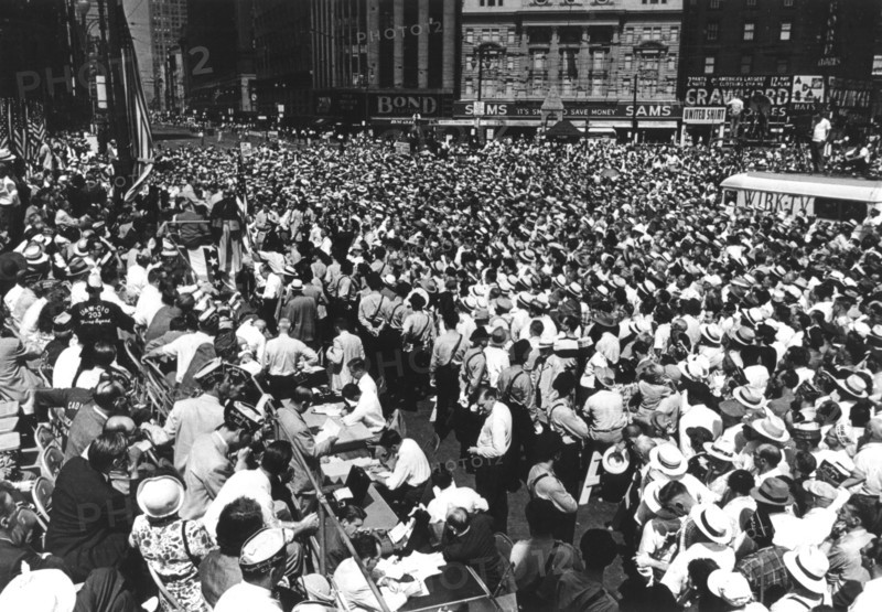 Presidential campaign in a large street of Detroit (Michigan).