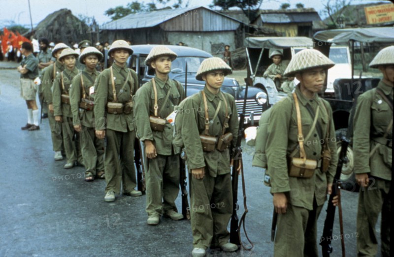 Haiphong. Communist troops waiting for the French troops to depart (1954-1955)