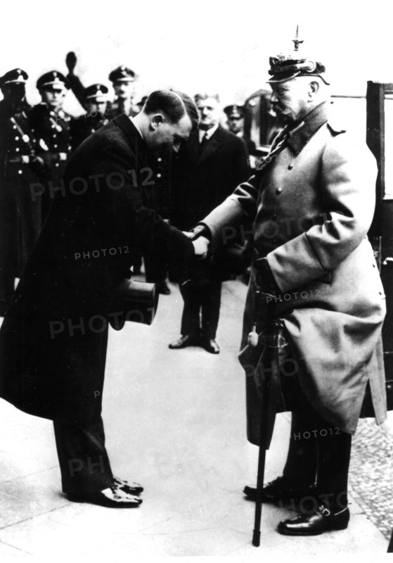 Le maréchal Hindenburg reçu par Hitler lors d'une réunion nazie