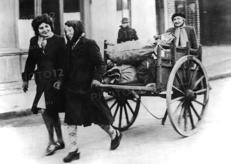 Heureuses, ces 3 femmes viennent de trouver un peu de bois qu'elles transportent elles-mêmes