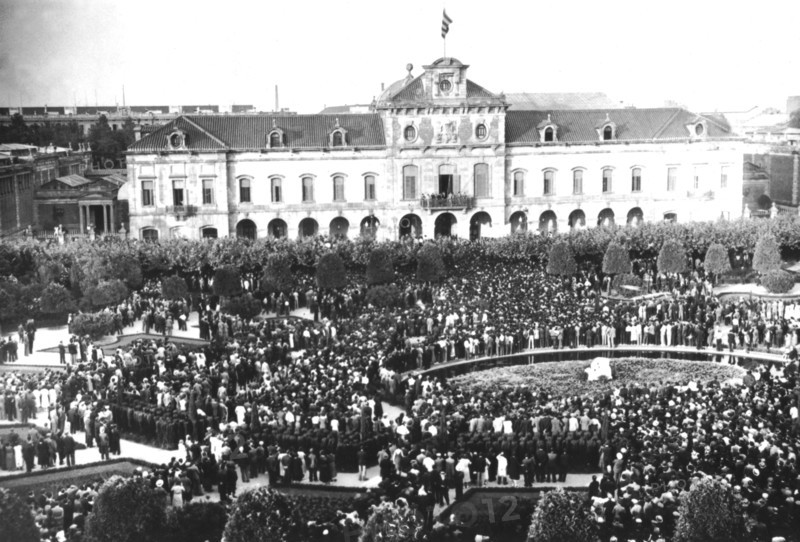 En Catalogne, le mouvement autonome manifeste devant le parlement de Barcelone (1934)