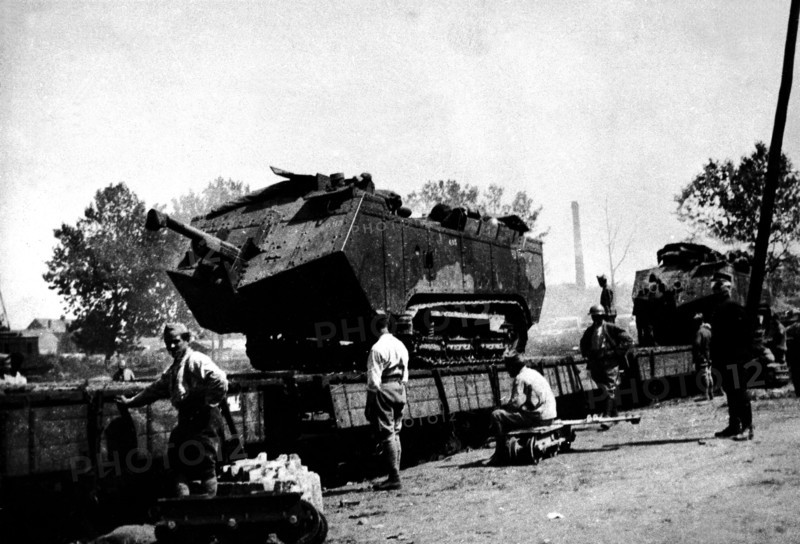 Gare de Villers Cotterêts. Embarquement de chars d'assaut.