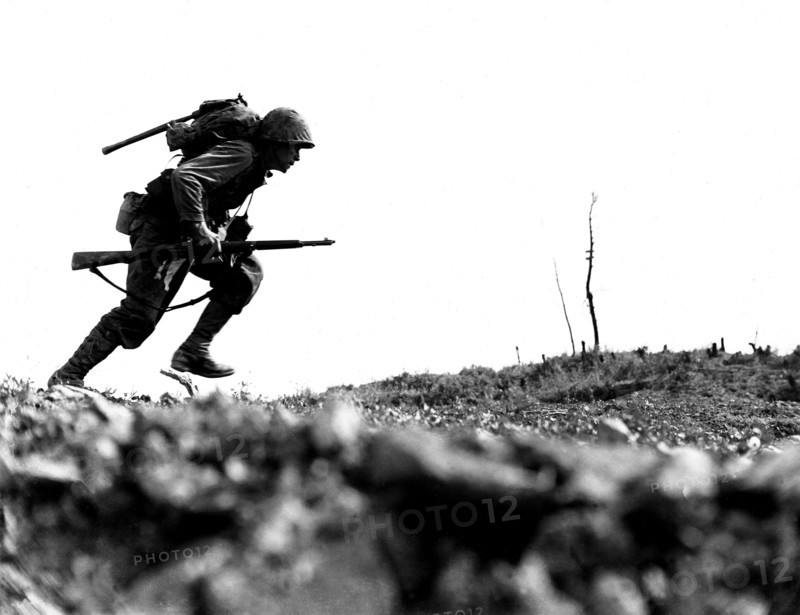 Soldat américain sous le feu des Japonais, à Okinawa "la vallée de la mort" (1945)